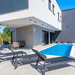 Villa Tiki *