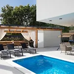 Villa Tiki *